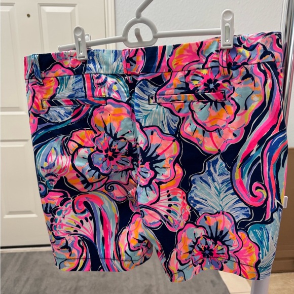 Lilly Pulitzer women’s stretch shorts. - Picture 2 of 3